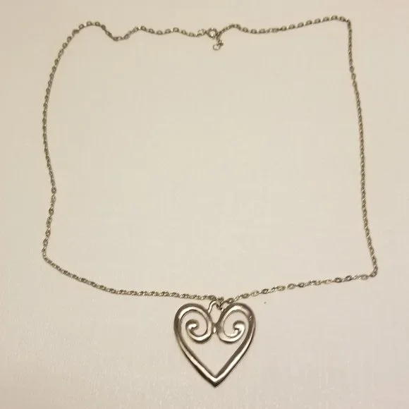 Vtg silvertone necklace with heart-shaped pendant - Picture 3 of 7